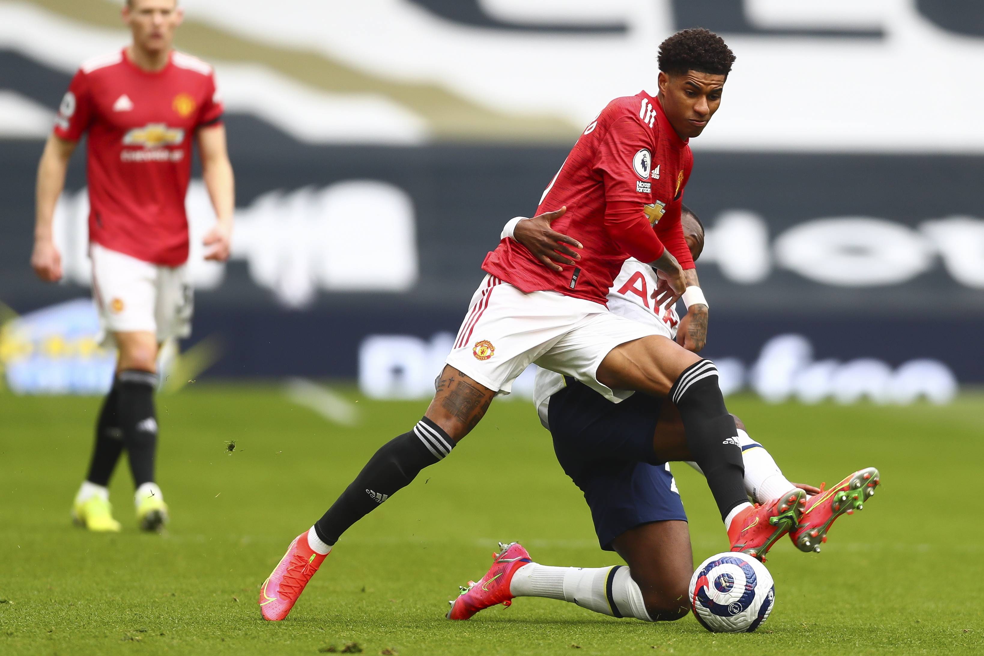 拜仁女足vs里昂女足的比赛中，患癌的拜仁门将格罗斯重返赛场.